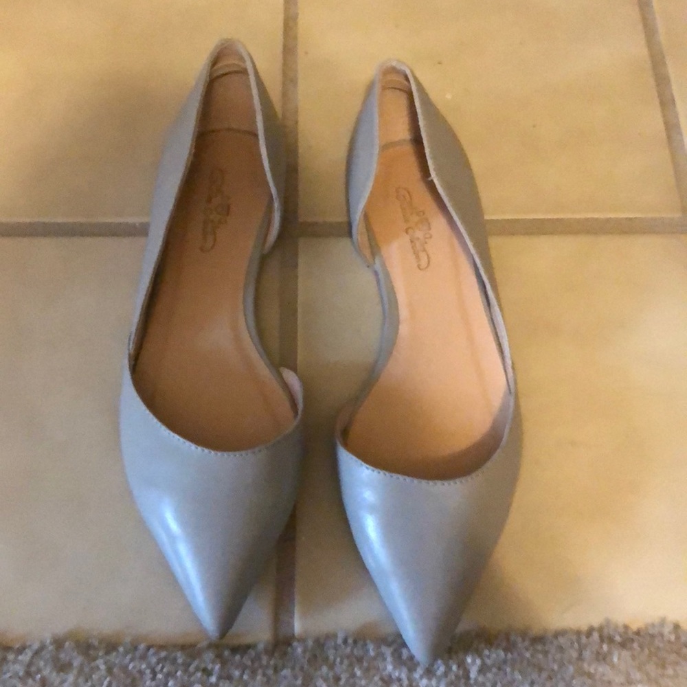 Pointed grey flats